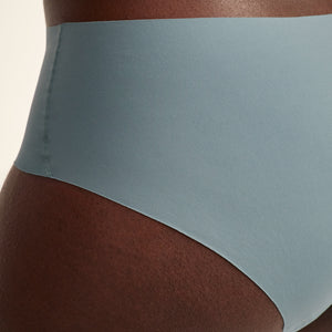 Modell trägt Periodenunterwäsche Hipster Seamless in blau mit nahtlosem Design.
Front Ansicht Detail