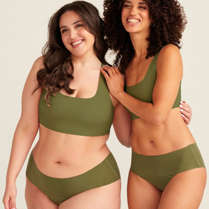 Modells tragen ooia Periodenunterwäsche Hipster Seamless Extra Strong in khaki. frontal, zwei models