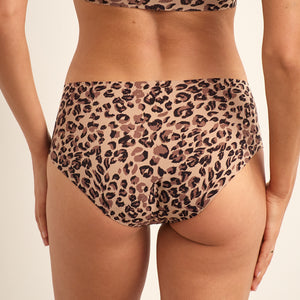 Model trägt ooia Hipster extra strong in nahtlosem leo Print Design.
back