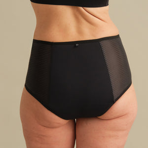 Model trägt ooia Inkontinenz Highwaist Slip in schwarz.
back