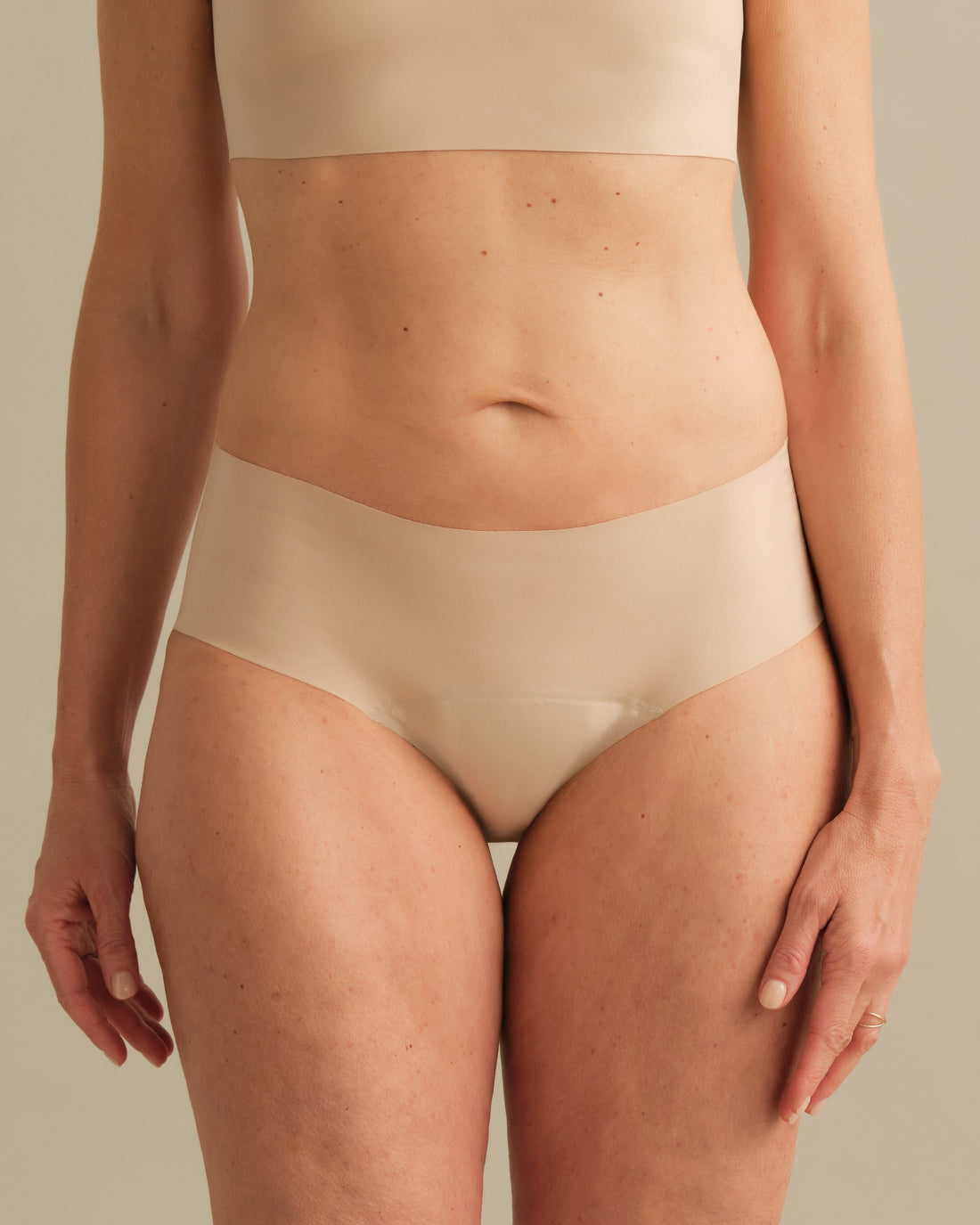 Model trägt ooia Hipster in beige in nahtlosem Design
Frontal