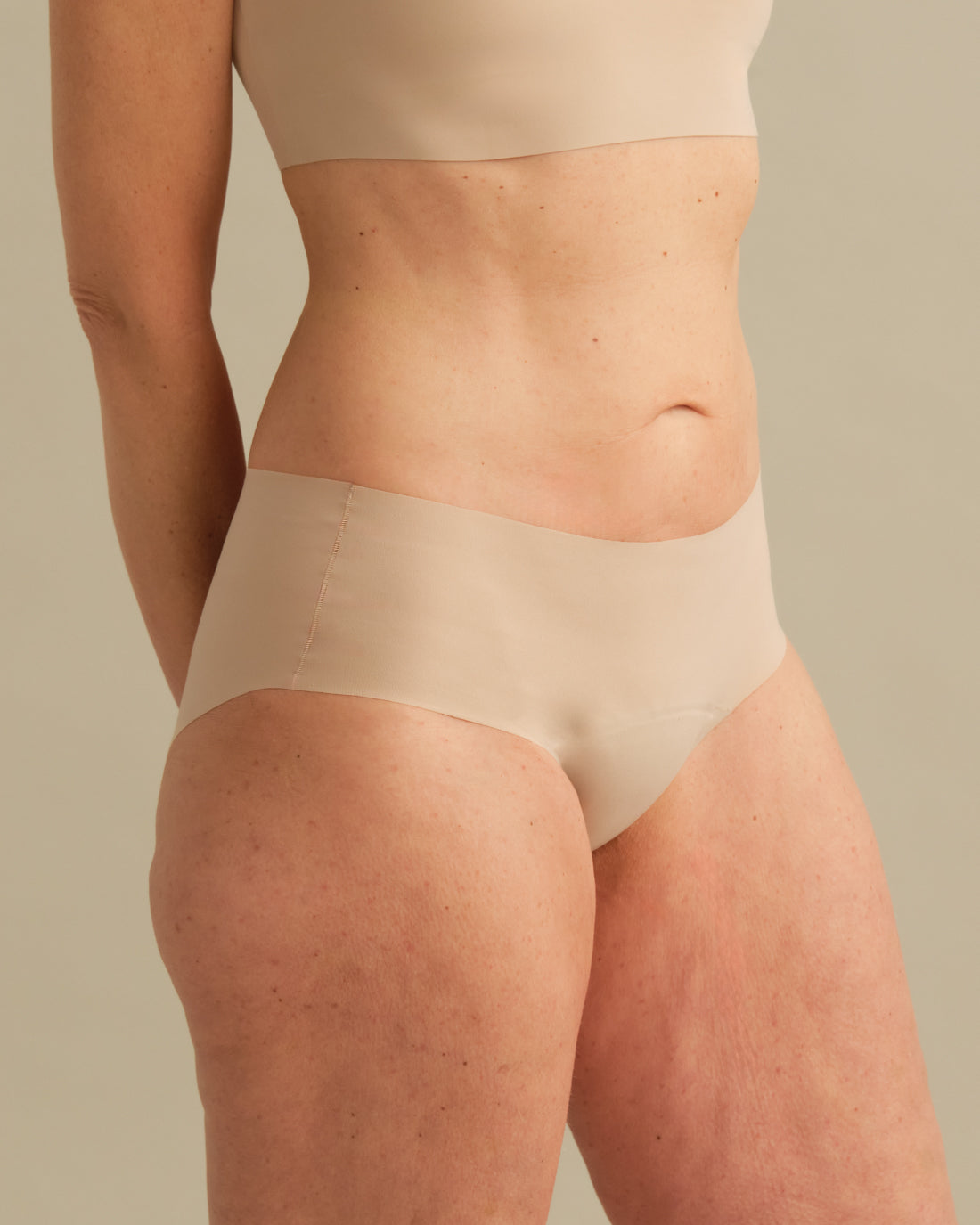 Model trägt ooia Hipster in beige in nahtlosem Design
Seitlich