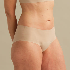 Model trägt ooia Hipster in beige in nahtlosem Design
Seitlich