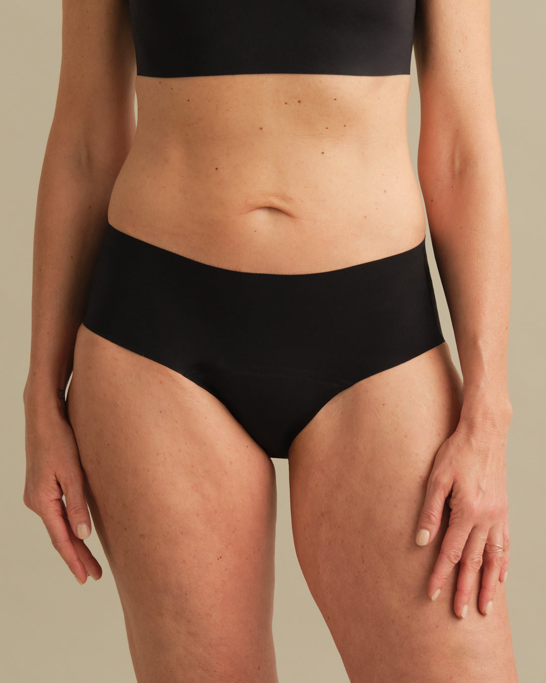 Model trägt ooia Inkontinenz Hipster in schwarz in nahtlosem Design.
Frontal