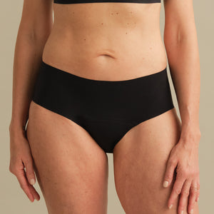 Model trägt ooia Inkontinenz Hipster in schwarz in nahtlosem Design.
Frontal