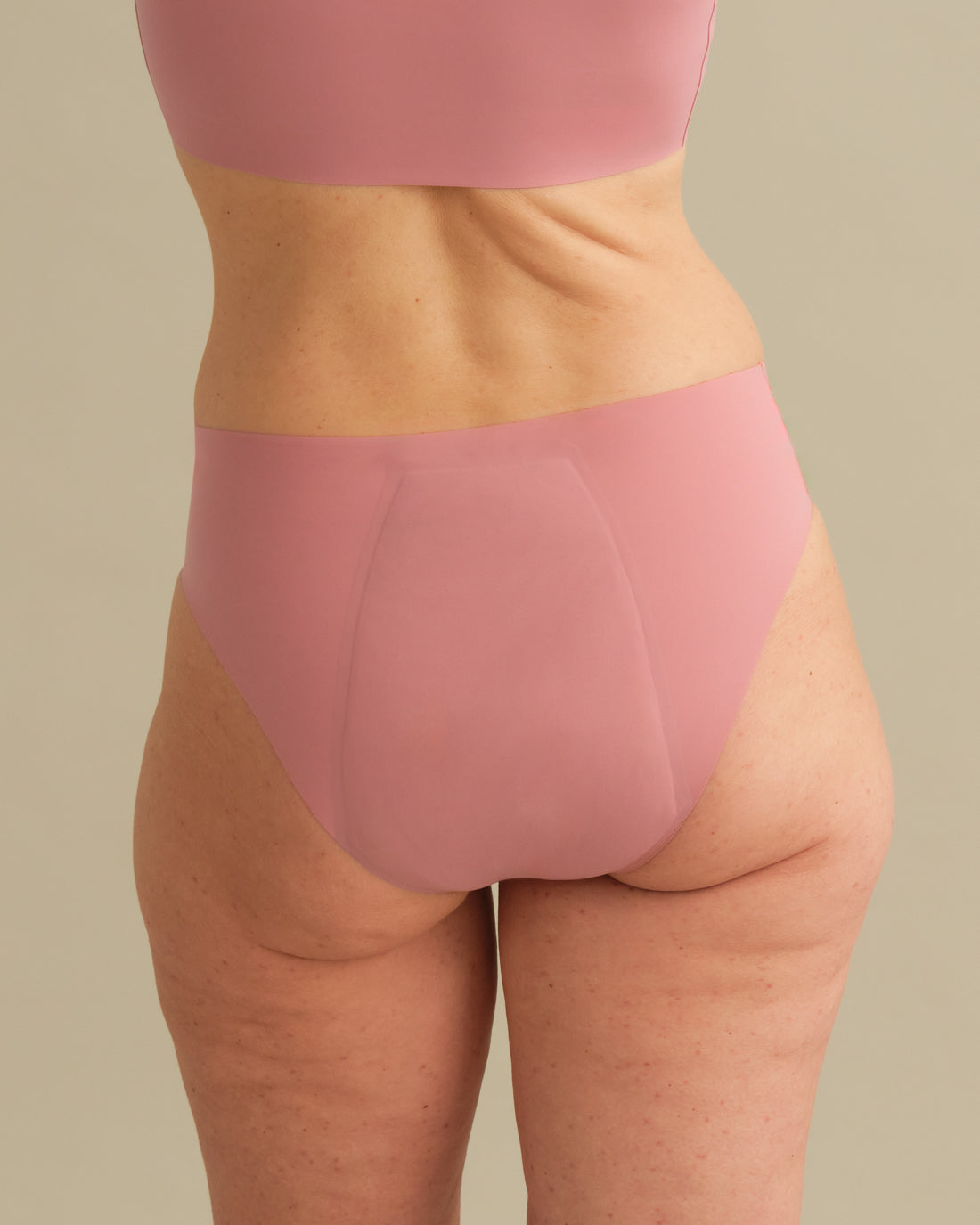 Model trägt ooia Inkontinenz Slip in rosa in nahtlosem Design.
back