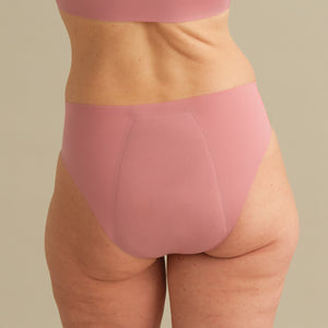 Model trägt ooia Inkontinenz Slip in rosa in nahtlosem Design.
back