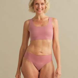 Model trägt ooia Inkontinenz Slip in rosa in nahtlosem Design.
Frontal Fullbody