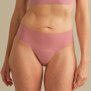 Model trägt ooia Inkontinenz Slip in rosa in nahtlosem Design.
Nah frontal