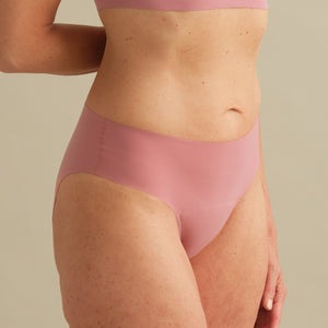 Model trägt ooia Inkontinenz Slip in rosa in nahtlosem Design.
seitlich