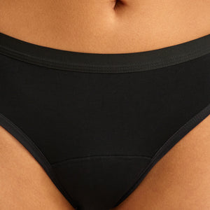 Modell trägt ooia Slip Basic Extra Strong in Schwarz – Periodenunterwäsche im klassischen Design aus Baumwolle mit hoher Saugstärke.
detail