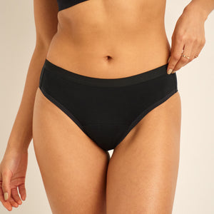 Modell trägt ooia Slip Basic Extra Strong in Schwarz – Periodenunterwäsche im klassischen Design aus Baumwolle mit hoher Saugstärke.
frontal