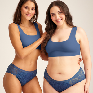 Zwei Models unterschiedlicher Konfektion tragen ooia Hipster Allover Lace Extra Strong in Smoky Blue – Periodenunterwäsche mit durchgehender Spitze und starker Saugstärke.