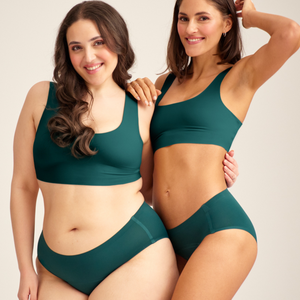 Zwei Models unterschiedlicher Konfektion tragen ooia Hipster Seamless in Grün – nahtlose Periodenunterwäsche.