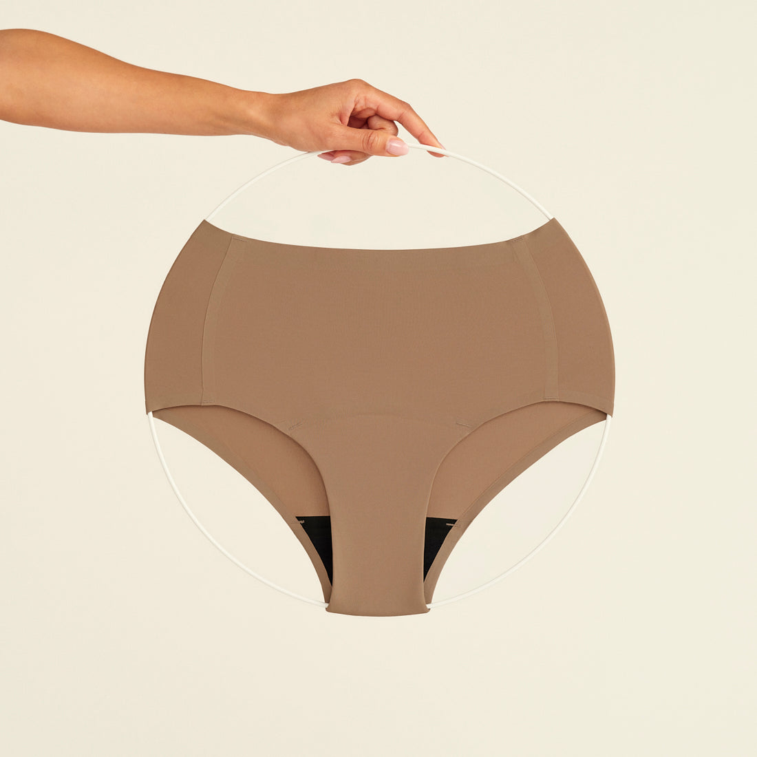 ooia Periodenunterwäsche Highwaist Seamless in Taupe mit hohem Bund und nahtlosem Design, Freisteller