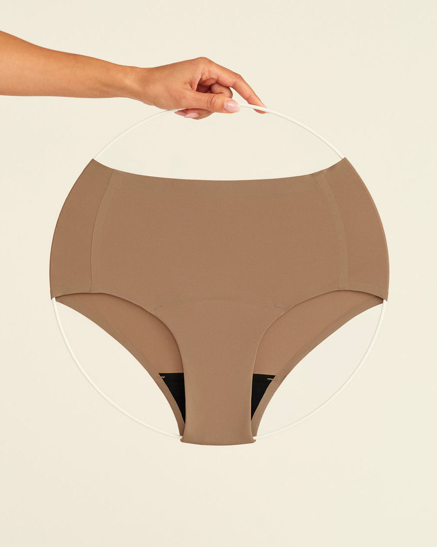 ooia Periodenunterwäsche Highwaist Seamless in Taupe mit hohem Bund und nahtlosem Design, Freisteller