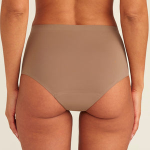 Modell trägt ooia Periodenunterwäsche Highwaist Seamless in Taupe mit hohem Bund und nahtlosem Design, Rückansicht