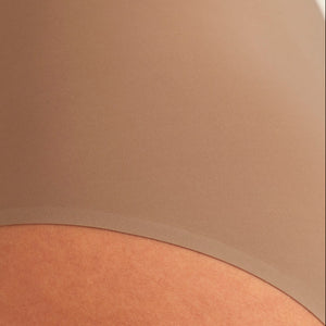 Modell trägt ooia Periodenunterwäsche Highwaist Seamless in Taupe mit hohem Bund und nahtlosem Design, Detailansicht