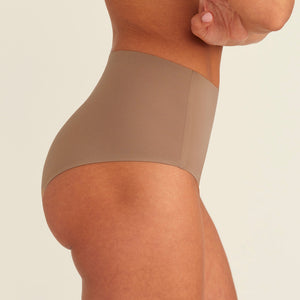 Modell trägt ooia Periodenunterwäsche Highwaist Seamless in Taupe mit hohem Bund und nahtlosem Design