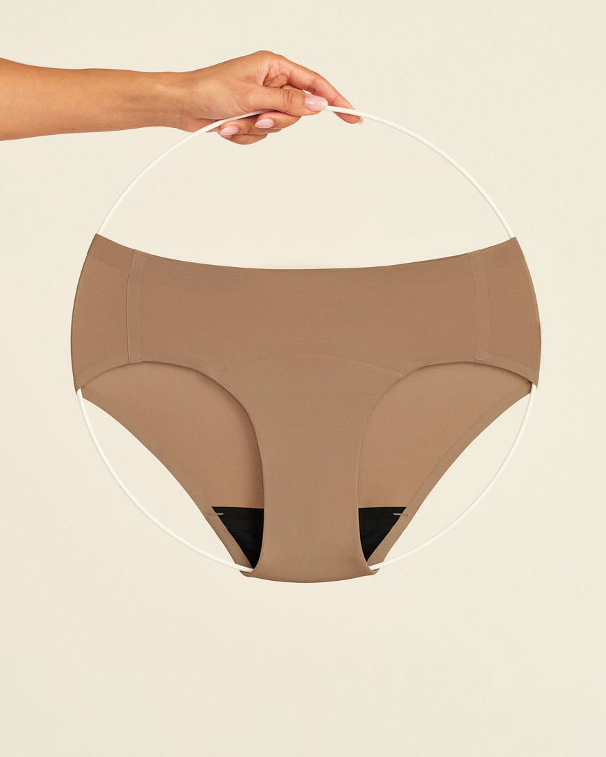 ooia Periodenunterwäsche Hipster Seamless in Taupe mit nahtlosem Design, Freisteller