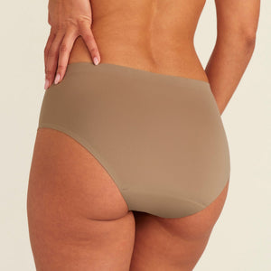 Modell trägt ooia Periodenunterwäsche Hipster Seamless in Taupe mit nahtlosem Design, Rückansicht