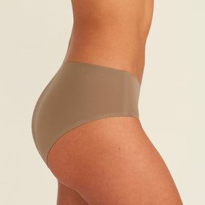 Modell trägt ooia Periodenunterwäsche Hipster Seamless in Taupe mit nahtlosem Design