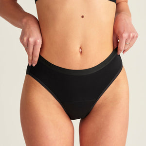Modell trägt ooia Slip Basic Extra Strong in Schwarz – Periodenunterwäsche im klassischen Design mit hoher Saugstärke.