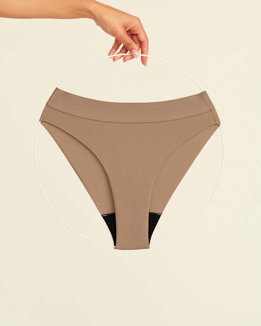 ooia Periodenslip Seamless Cheeky in Taupe mit hohem Beinausschnitt, Freisteller