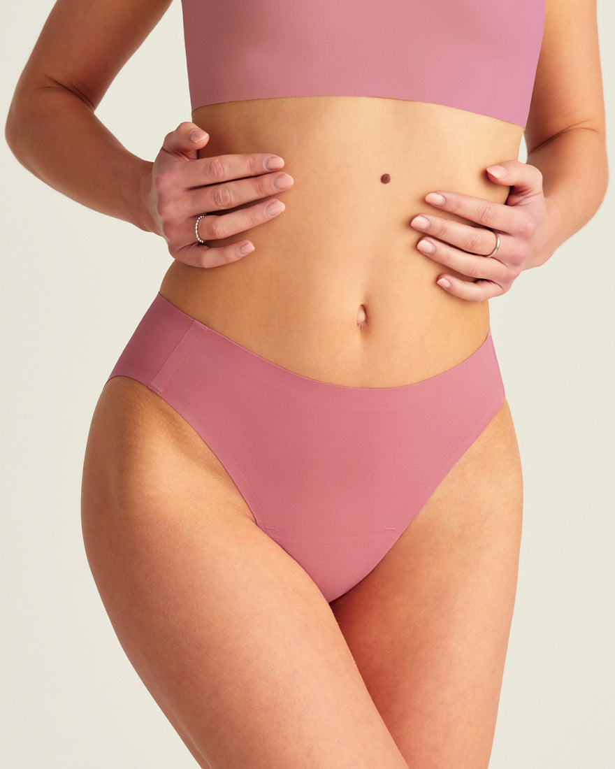 Modell trägt ooia Slip Seamless in Dusky Pink – nahtlose Periodenunterwäsche im klassischen Schnitt.