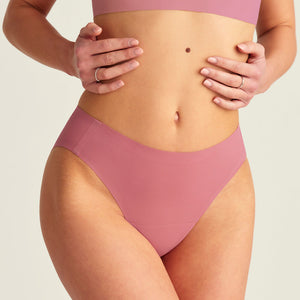 Modell trägt ooia Slip Seamless in Dusky Pink – nahtlose Periodenunterwäsche im klassischen Schnitt.