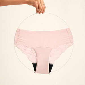 ooia Hipster Seamless Lace in Powder Rose – Periodenunterwäsche mit nahtloser Front und Spitze am Gesäß. FReisteller.