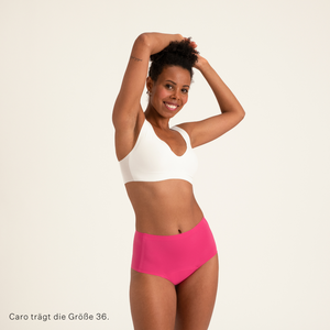 Modell trägt ooia Highwaist Seamless Periodenslip in Hot Pink – nahtlose Unterwäsche mit hohem Bund