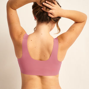 Modell trägt ooia BH Limited Edition in dusky pink mit nahtlosem Design
back