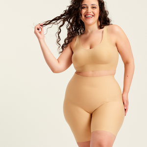 kurviges Modell trägt ooia Shape Short Thigh Saving in Beige – figurformende Short mit Oberschenkelschutz.