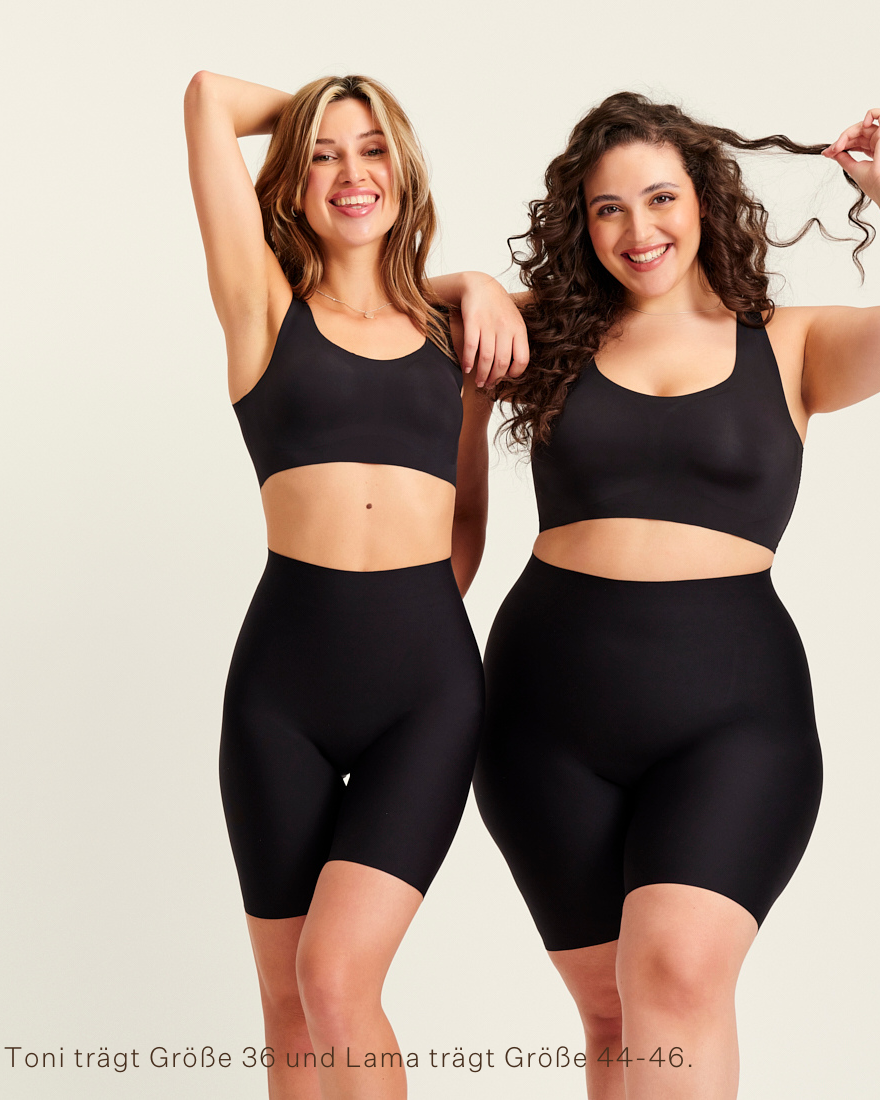 Zwei Models unterschiedlicher Konfektion tragen ooia Shape Short Thigh Saving in Schwarz – figurformende Short mit Oberschenkelschutz