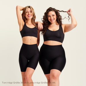 Zwei Models unterschiedlicher Konfektion tragen ooia Shape Short Thigh Saving in Schwarz – figurformende Short mit Oberschenkelschutz