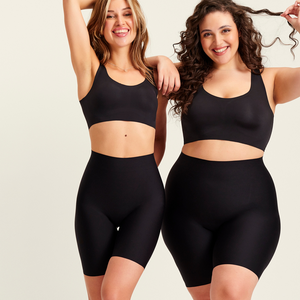 Zwei Models unterschiedlicher Konfektion tragen ooia Shape Short Thigh Saving in Schwarz – figurformende Short mit Oberschenkelschutz
