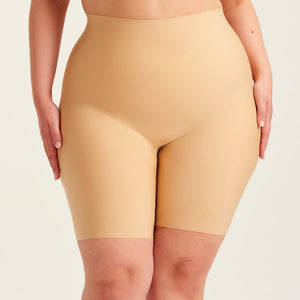 kurviges Modell trägt ooia Shape Short Thigh Saving in Beige – figurformende Short mit Oberschenkelschutz