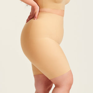 kurviges Modell trägt ooia Shape Short Thigh Saving in Beige – figurformende Short mit Oberschenkelschutz