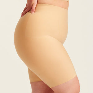 kurviges Modell trägt ooia Shape Short Thigh Saving in Beige – figurformende Short mit Oberschenkelschutz