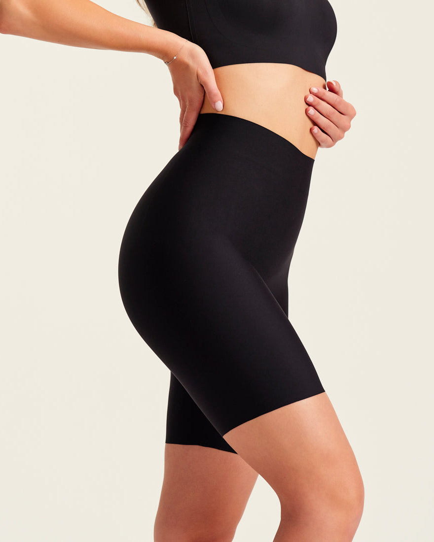 Modell trägt ooia Shape Short Thigh Saving in Schwarz – figurformende Short mit Oberschenkelschutz.