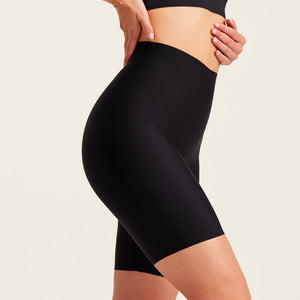 Modell trägt ooia Shape Short Thigh Saving in Schwarz – figurformende Short mit Oberschenkelschutz.
