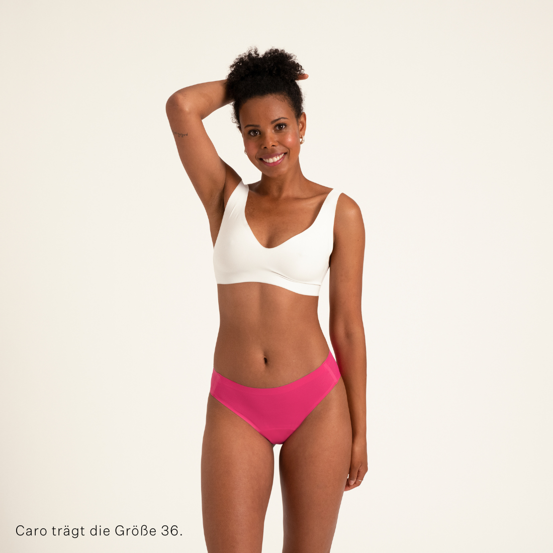 Modell trägt ooia Slip Seamless in hot pink - nahtloser Periodenslip.
