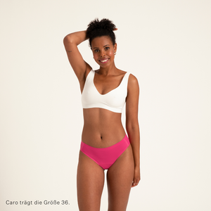 Modell trägt ooia Slip Seamless in hot pink - nahtloser Periodenslip.