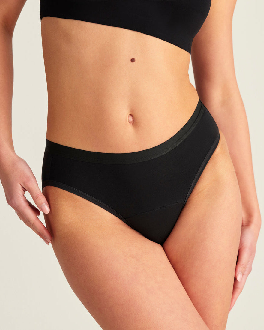 Modell trägt ooia Slip Basic Extra Strong in Schwarz – Periodenunterwäsche im klassischen Design mit hoher Saugstärke.
Frontalansicht