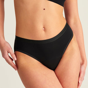 Modell trägt ooia Slip Basic Extra Strong in Schwarz – Periodenunterwäsche im klassischen Design mit hoher Saugstärke.
Frontalansicht