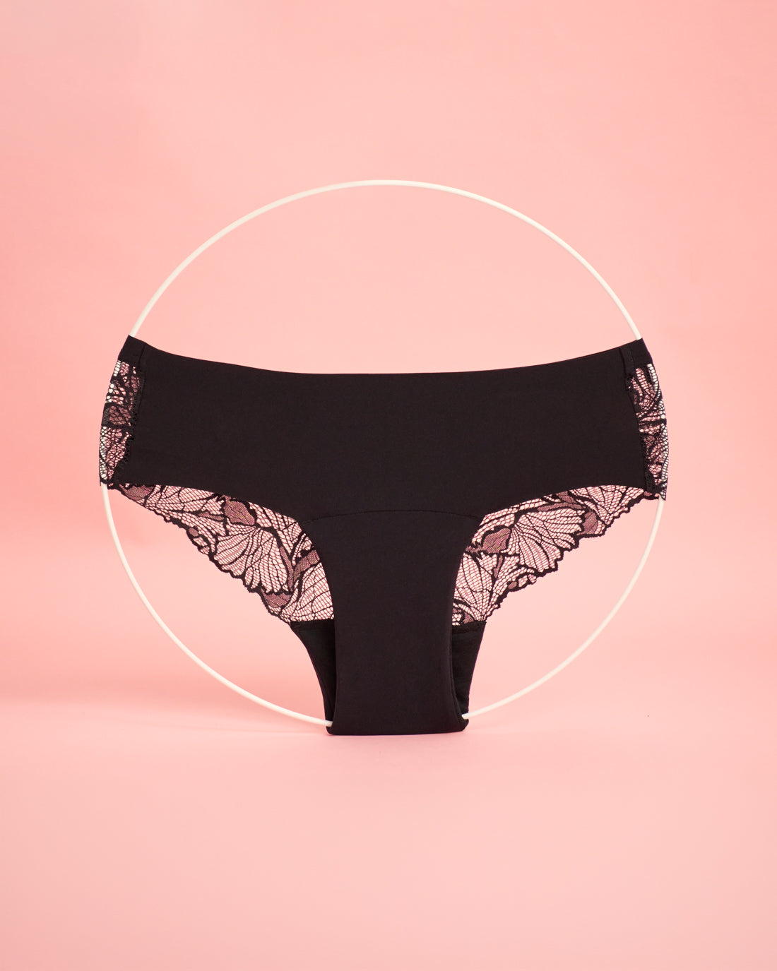 Modell trägt ooia Periodenunterwäsche in schwarz in nahtlosem Design mit spitze im Hinterteil.
hinten