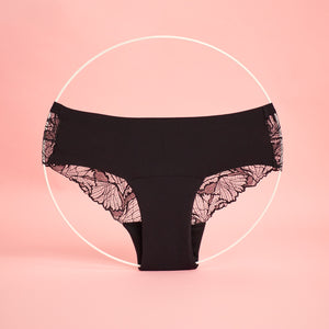 Modell trägt ooia Periodenunterwäsche in schwarz in nahtlosem Design mit spitze im Hinterteil.
hinten