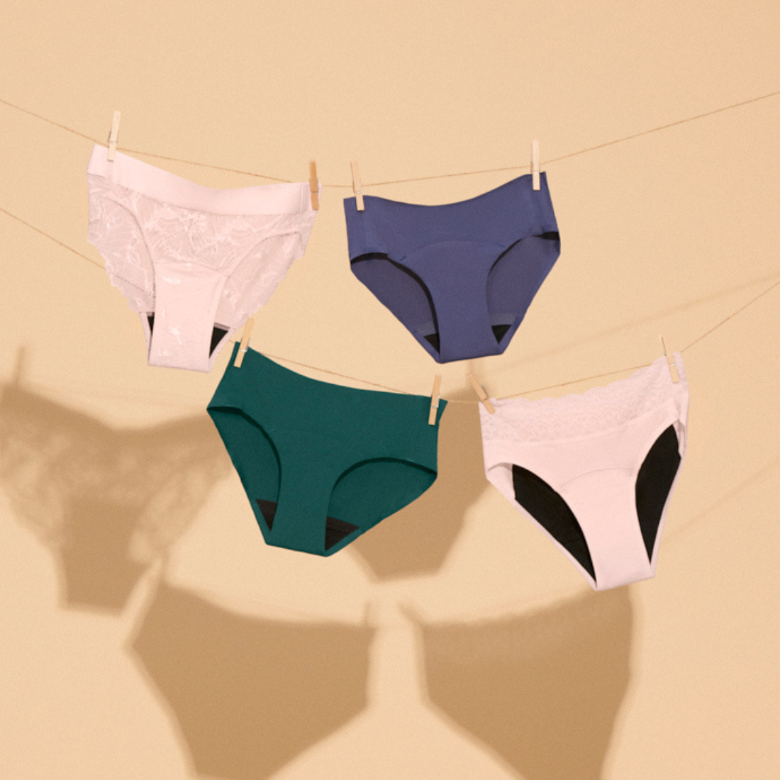 vier ooia Perioden Panties in verschieden Farben uns Styles hängen auf einer Leine
