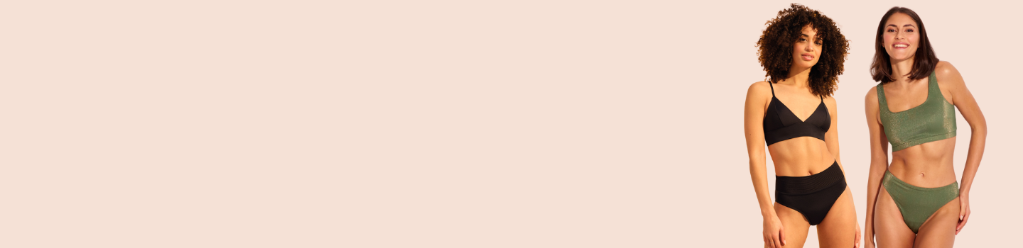 zwei Models posieren in schwarzem und sunkissed khaki ooia Perioden-Bikini